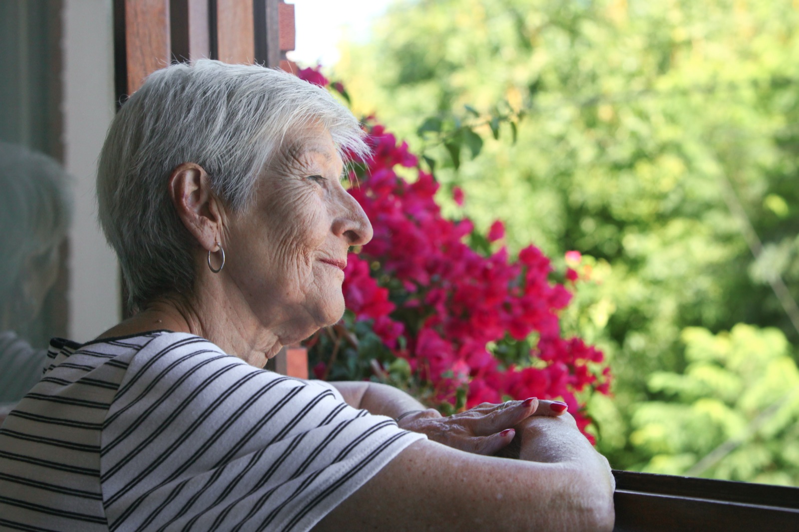 Senior fühlt sich in seinem Zuhause sicher und umsorgt