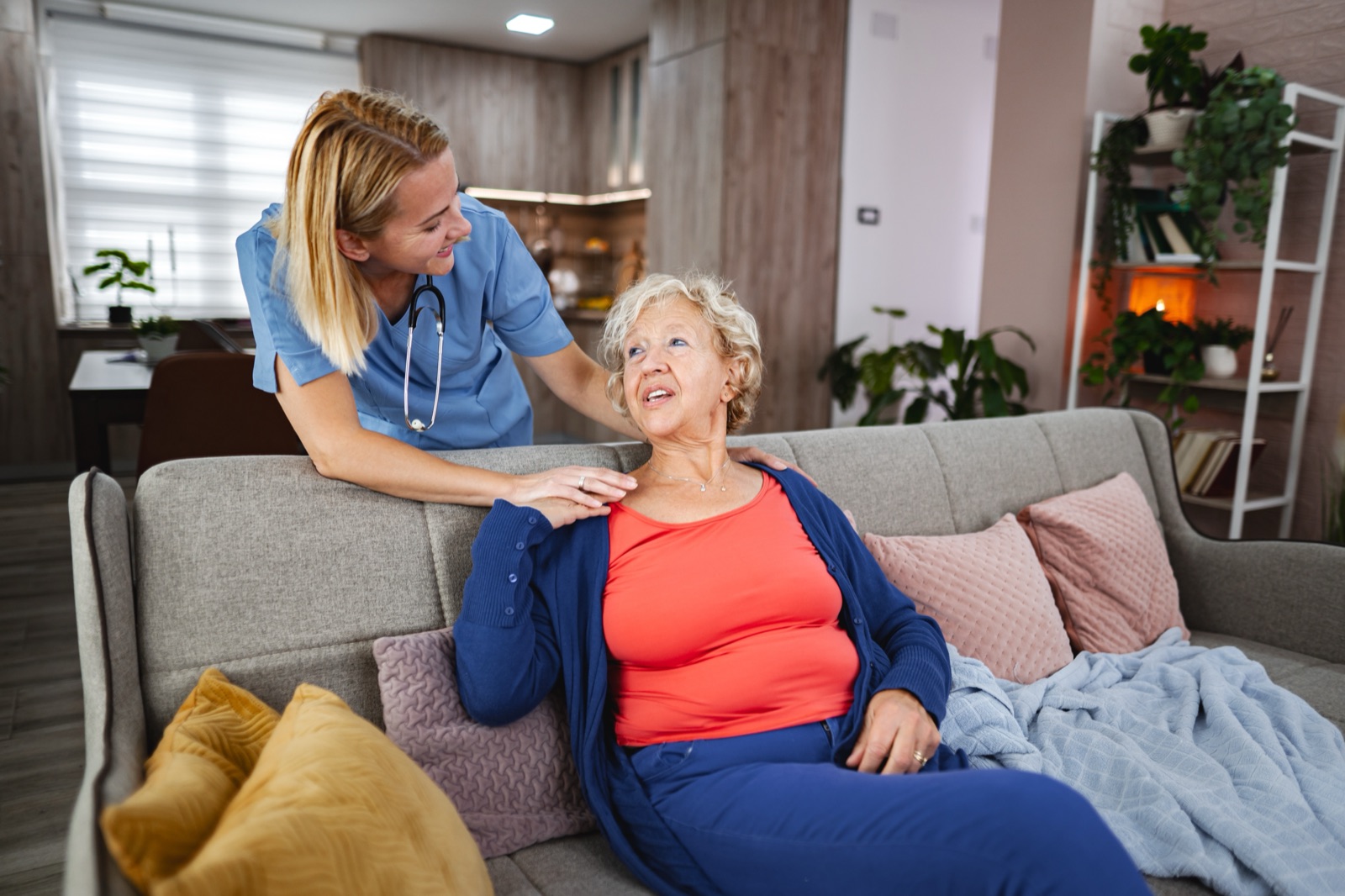 Alltagshelferin im Gespräch mit Seniorin